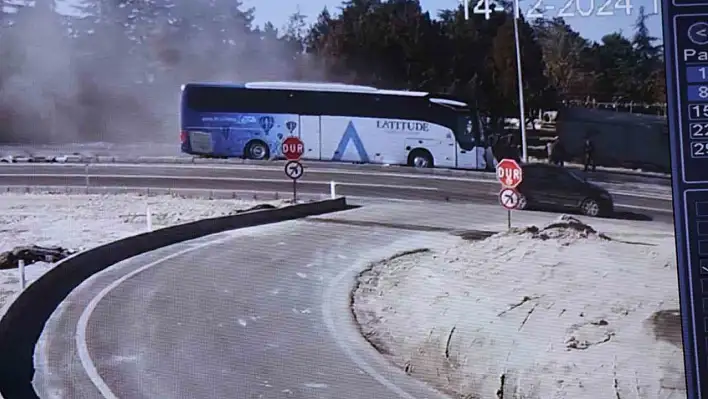 Turistleri taşıyan otobüs iş makinesine çarptı!