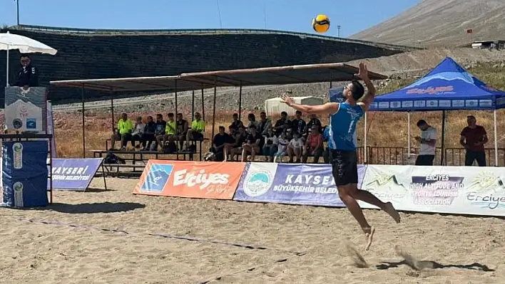 Türkiye'nin ilkleri Erciyes'te: Dağın zirvesinde plaj voleybolu!