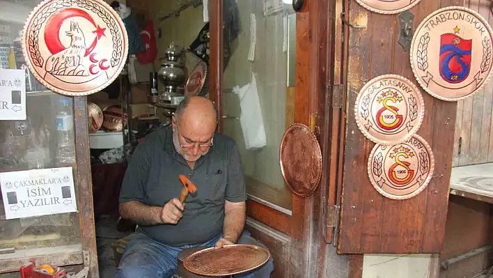 Türkü söyleyerek bakıra şekil veriyor