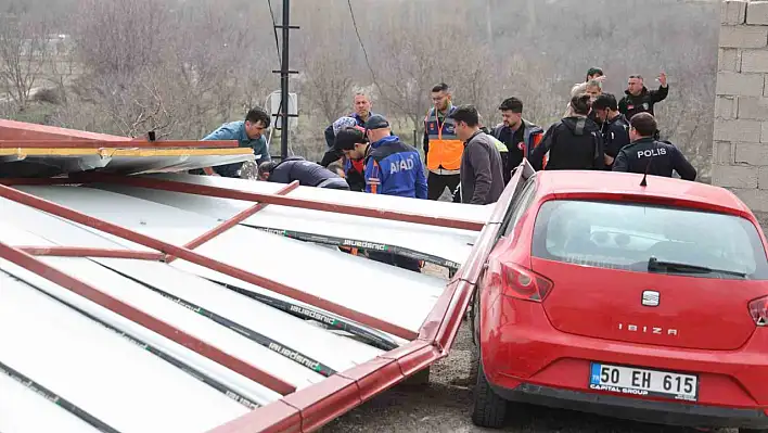 Rüzgar nedeniyle bağ evinin çatısı savruldu - 2 yaralı!