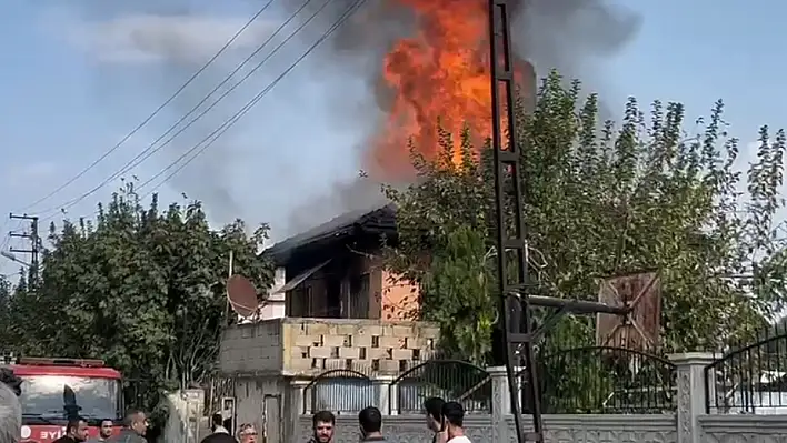 Uyuşturucu bağımlısı evini küle çevirdi