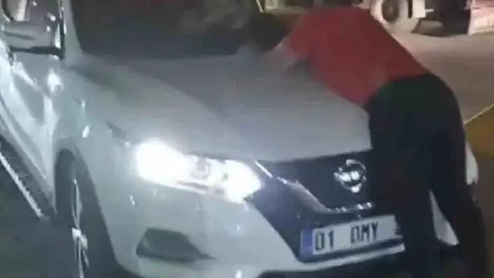 Kadın Sürücüyü Dehşete Düşüren Olay: Otomobilin Kaputuna Asıldı!