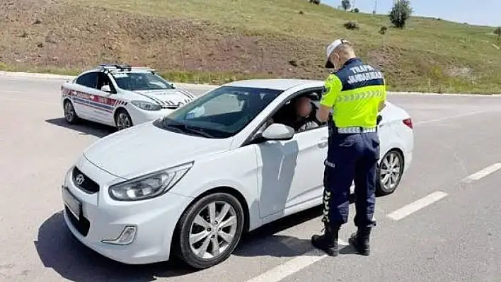 Uyuşturucu maddeli şahıs hem 47 bin lira ceza yedi hem ehliyetinden oldu