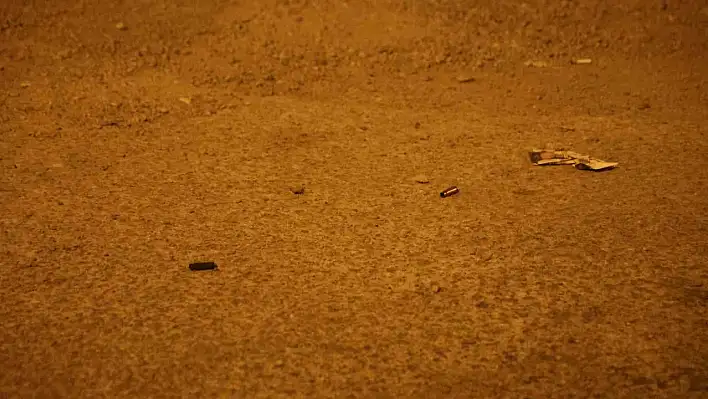 Uzun namlulu silahla oto galeriyi taradılar!