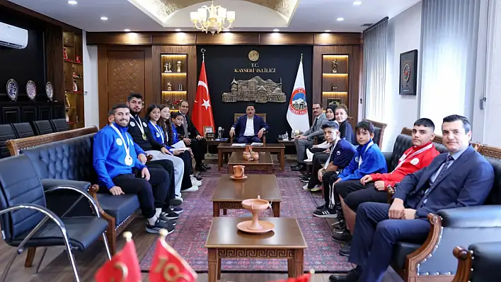 Vali Çiçek, Balkan şampiyonlarını makamında ağırladı