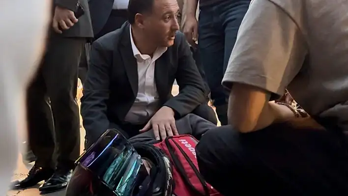 Vali Çiçek denk geldiği trafik kazasında kazazede gençle yakından ilgilendi!