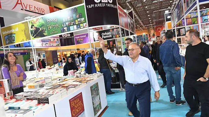 Vali Çiçek ile Başkan Büyükkılıç Kitap Fuarı'nı gezdi