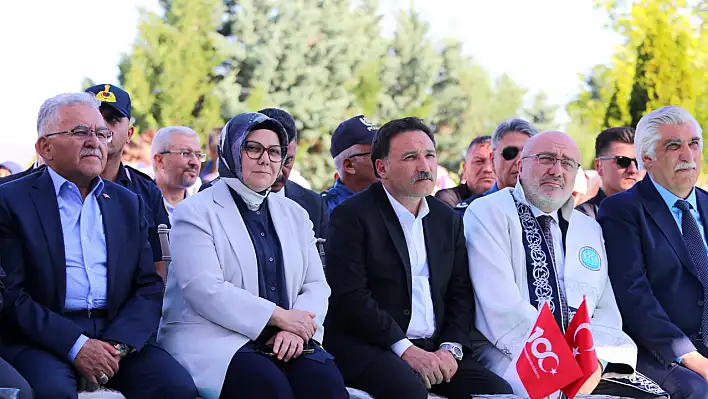 Vali Çicek, KAYÜ'de mezuniyet heyecanına ortak oldu!