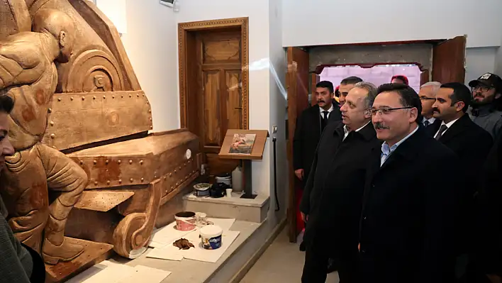 Vali Çiçek, Talas'ın tarihe ışık tutan sergisini inceledi