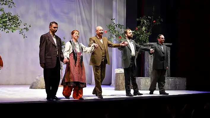 Vali Çiçek ve Başkan Büyükkılıç, Aşık Veysel tiyatro oyununu seyretti!