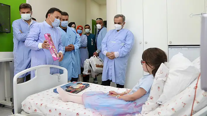 Vali Gökmen Çiçek bayramda minik gönüllere dokundu: Teker teker ilgilendi...
