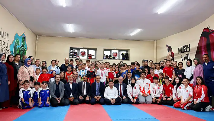 Vali Gökmen Çiçek, şampiyon sporcularla bir araya geldi