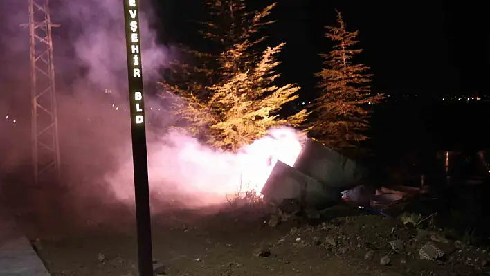 Yağmurun etkisiyle kısa devre yapan elektrik kablosu yandı