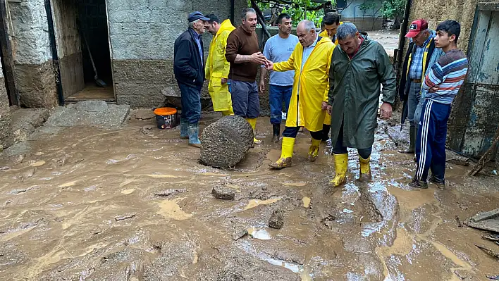 Yahyalı'da ev ve ahırlar su altında kaldı