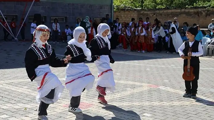 Yahyalı'da 'İlköğretim Haftası' coşkusu: Şiirler ve halk oyunları...