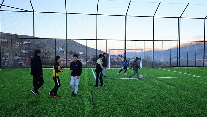 Yahyalı'daki o mahalleye halı saha açıldı