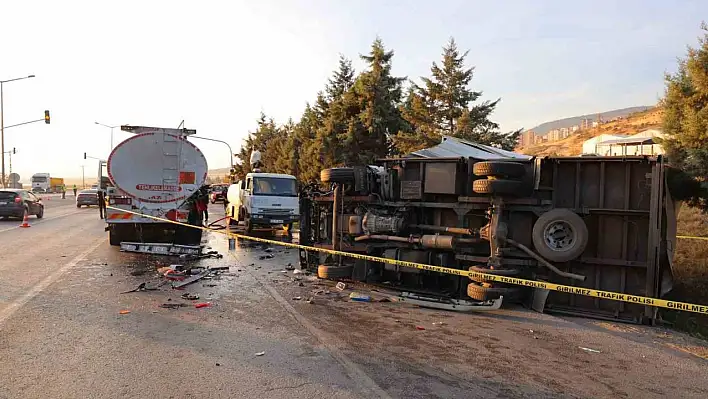 Yakıt tankerine kamyonet çarptı!