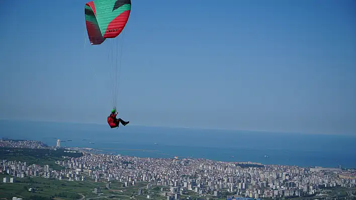 Yamaç paraşütü gösterileri gökyüzünü şenlendirdi!