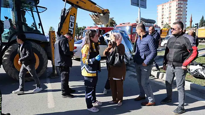 Yan yatan otomobilde sıkışan yaşlı kadın kurtarıldı, kızı annesini sayıkladı