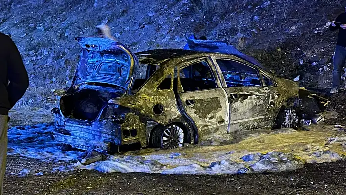 Yangın çıkan araç küle döndü: 2 kişi hastaneye kaldırıldı