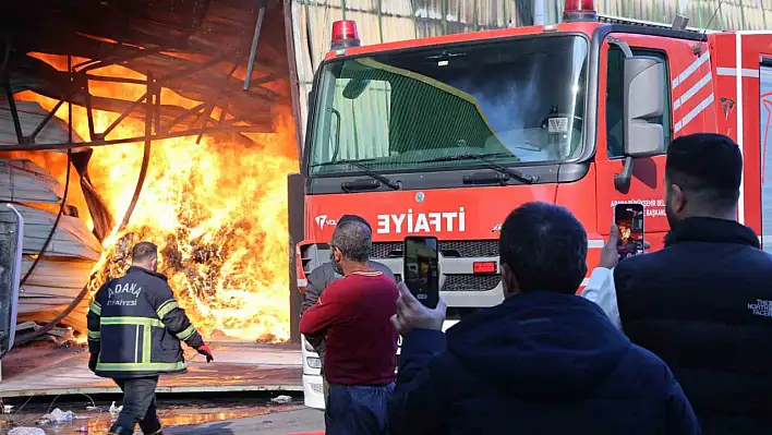 Yangın bölgesinde canlı yayın yapan vatandaşlar dikkat çekti