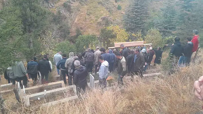 Yangında ölen yaşlı iki kardeşin cenazesi tek tabutla getirildi