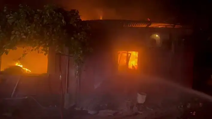 Adana'da Arazöz Devrildi! 2 İtfaiye Personeli Yaralandı