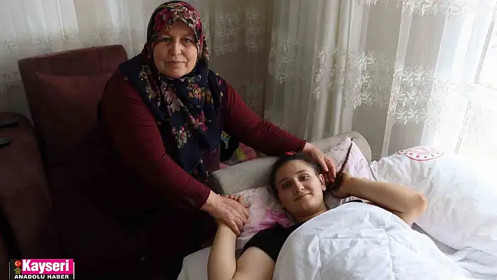 Yaralı depremzedeye ve bebeğine evini açtı