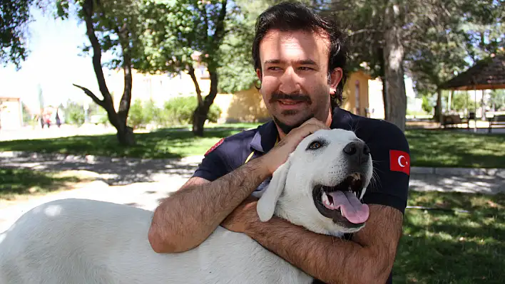 Yaralı köpeğe 112 istasyonu çalışanları sahip çıktı