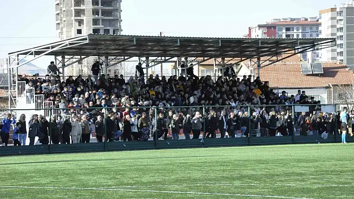 Kayseri'de Futbolseverler Argıncık Stadı'nı Doldurdu!