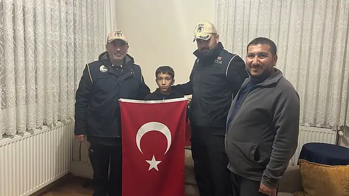 Yaşı küçük, yüreği çok büyük-Kayseri Polisinden duygulandıran hediye...