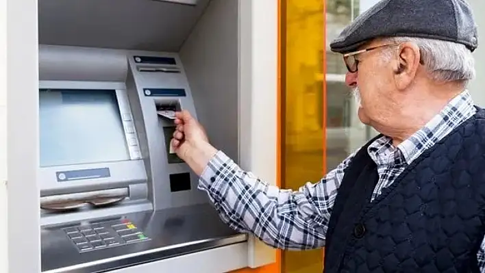 Yaşlı ve engelli aylıkları hesaplara yatırılmaya başlandı