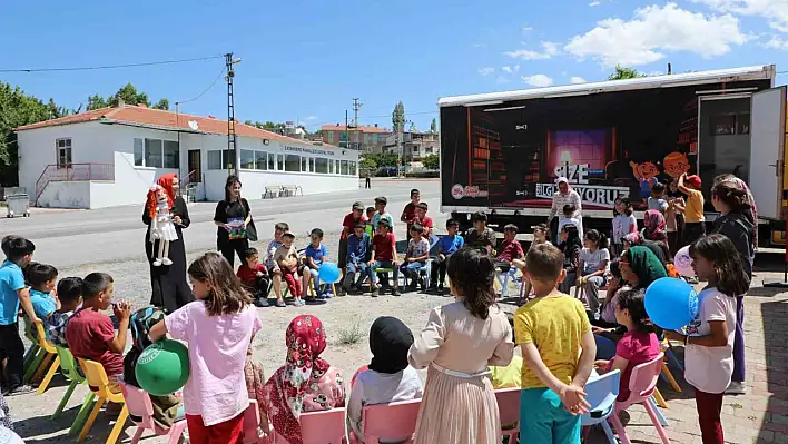 Gezici kütüphane Talas'ta yollara düştü