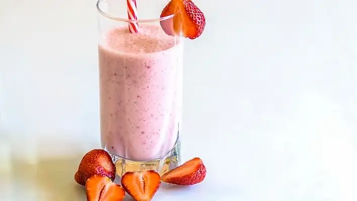 Yazın en tatlı serinliği: Ev yapımı çilekli smoothie!
