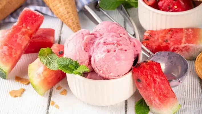 En favori lezzet! 15 dakikada karpuzlu dondurma tarifi