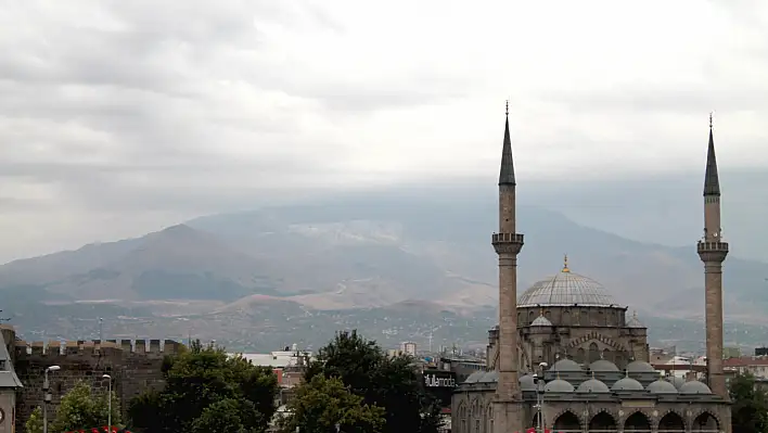 Yazın ortasında Erciyes'e kar yağdı!