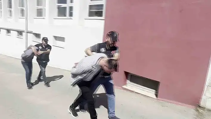 Yedek lastiğe gizlenmiş esrar ele geçirildi: 2 şüpheli tutuklandı