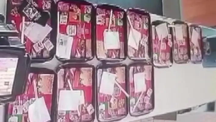 Yemek tepsisindeki cep telefonunu el çabukluğuyla çaldı