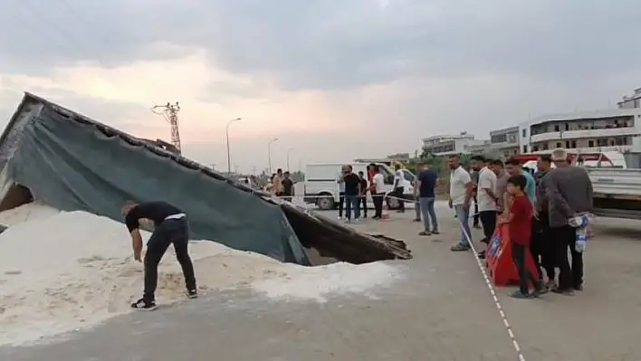 Böyle kaza görülmedi- Kamyon çukura düştü!