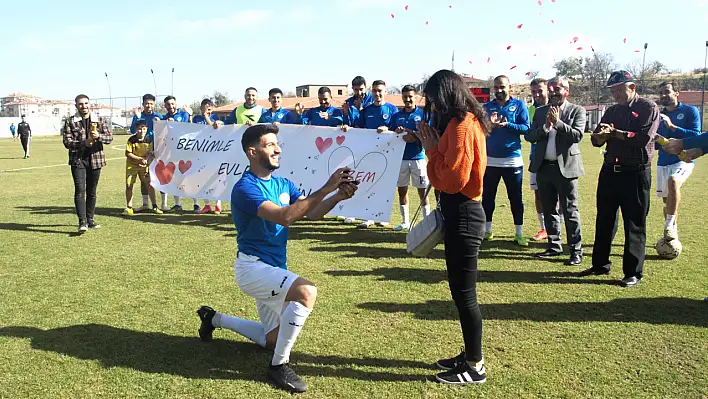 Yeşil sahada evlilik teklifi geldi! Kayseri Amatör Futbol