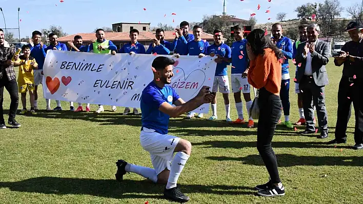 Maçta büyük sürpriz - Amatör futbolcu hayatının golünu attı