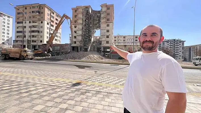 Ortasında dev boşluk kalan bina dikkat çekiyor