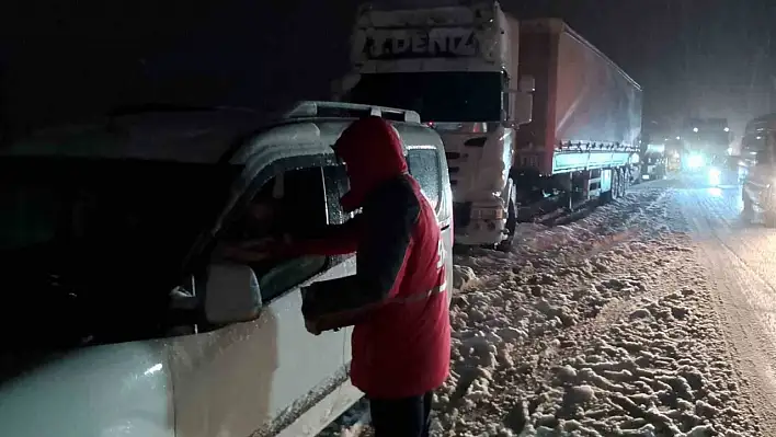 Yoğun kar nedeniyle yolda kalanlara Kızılay ikramda bulundu