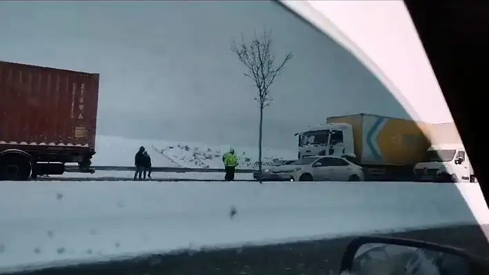 Yoğun kar yağışı Kayseri'de yolları kapattı: Binlerce kişi yolda kaldı!