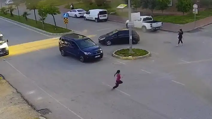 Yola fırlayan çocuğa ticari araç çarptı!