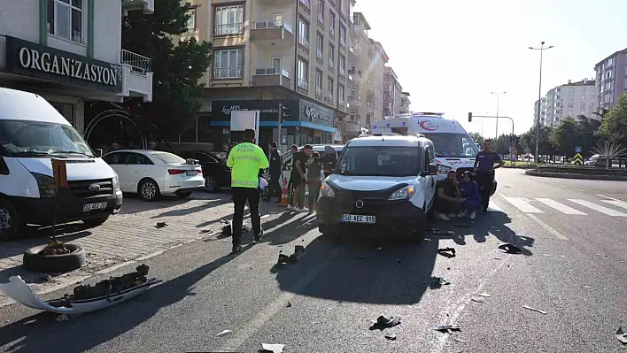 Nevşehir'de kavşakta kaza: Park halindeki araca da çarptı