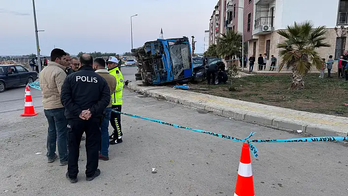 Yolcu midibüsü ile cip çarpıştı: Çok sayıda yaralı var!