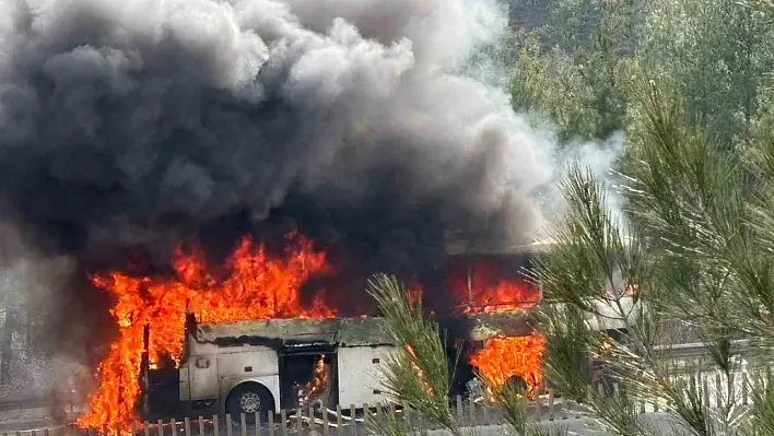 Adana'da yolcu otobüsü alev alev yandı!