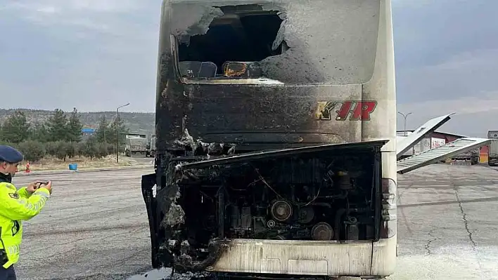 Seyir halindeki yolcu otobüsü alev aldı!