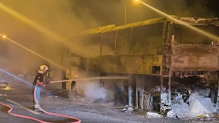 Yolcu otobüsü küle döndü